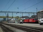 Am Mittag des 27.07.2013 erreicht 460 015 mit ihrem Fernzug den Bahnhof Zrich HB