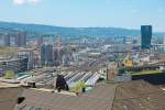 Zürich HB. Von der Dachterrasse des Unispitals hat man einen prima Ausblick. Wir beobachten einen ICN, der gerade einfährt. Drum herum wird fleissig gebaut. Rechts im Bild der Prime-Tower, das höchste Gebäude Zürichs. Links die Wohnblöcke Hard. Aufnahme vom 19. Mai 2014, 14:02