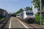 Die Eule, Re 460 105 mit Werbung für den VSLF, durchfährt am späten Nachmittag des 2. Juli 2015 den Bahnhof Zürich Wipkingen auf dem Weg von Schaffhausen nach Zürich HB. Das Perron des Stadtbahnhofs hat zumindest an diesem Ende auch schon bessere Zeiten erlebt - wie der ganze Bahnhof, der seit der Teileröffnung der Durchmesserlinie Mitte 2014 nur noch im Halbstundentakt bedient wird. Das Quartier wird mit Trolleybus und Tram aber trotzdem sehr gut an den ÖV angebunden.