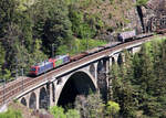 2 SBB Cargo Re 484 fahren mit einem gemischten Güterzug über die mittlere Meienreussbrücke bei Wassen talwärts. Wassen, 11.5.2024