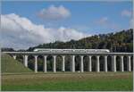 Ein BLS RABe 528 MIKA ist als IR 66 3222 von Bern nach La Chaux de Fonds unterwegs und fährt kurz vor Gümmenen über das markante, 293 Meter lange Gümmenviadukt. 

5. Oktober 2024