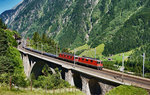 Re 4/4 II 11252 und Re 6/6 11609  Uzwil  sind mit einem Güterzug, auf der mittleren Meienreussbrücke, talwärts unterwegs.
Aufgenommen am 19.7.2016. 