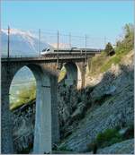 Die Bergflanke hinter meinem Rücken lässt am frühen April Morgen der Sonne erst einen kleinen Teil des Lugelkinn Viaduktes beleuchten als der CIS EC in Form eines ETR 470 von Bern nach