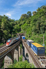 Ein südwärts fahrender UKV-Zug und eine Giruno-Doppeltraktion als EC 320 Chiasso - Zürich HB begegnen sich am 19. Juni 2020 auf dem Piantorino-Viadukt an der Ceneri-Nordrampe.