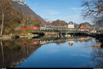 Eine Re 460 schiebt ihren IC 61 Basel SBB - Interlaken Ost am 22.