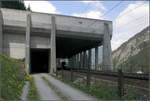 Betonklotz in der Landschaft -

Zum Schutz gegen Lawinen sind teilweise wuchtige Bauwerke notwendig. Hier zwischen Göschenen und Wassen an der Gotthard-Nordrampe. 

12.05.2008 (M)