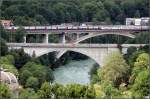 Berner Brücken -     Parallelfahrt zwei Züge auf der Aaretalalbrücke in Bern.