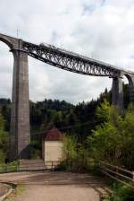 Ein Zug der SOB gezogen von einer Re 446 überquert das SOB Sitterviadukt in St.