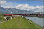 Der Railjet 165 überquert die Grenze zwischen der Schweiz und dem Fürstentum Liechtenstein auf der Rheinbrücke bei Buchs SG.