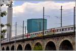 Ein eher ungewohntes Bild bietet dieser total versprayte Wagen in einem IC auf dem Wipkingerviadukt mit dem Primetower im Hintergrund. (19.06.2014)