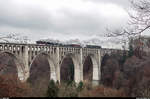 Eine mchtige Dampffahne hinter sich herziehend berfhrt die 01 202 aus Lyss den Grandfey-Viadukt kurz vor Fribourg.