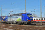 Siemens Vectron 193 494-2 durchfährt den badischen Bahnhof.