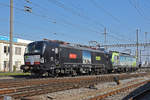 Doppeltraktion, mit den Siemens Vectron 475 009-9 und der von der BLS eingemieteten 193 716-8 durchfährt den Bahnhof Pratteln.