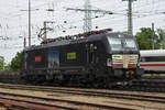 Eingemietete Siemens Vectron der BLS 193 712-7 wird in der Abstellanlage beim badischen Bahnhof abgestellt.