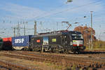 Eingemietete Siemens Vectron 193 713-5 der BLS, durchfährt den badischen Bahnhof.