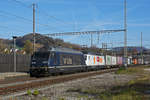 Doppeltraktion, mit den BLS Loks 465 017-2 und 465 004-0 durchfährt den Bahnhof Gelterkinden.