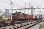 Re 425 190 der BLS durchfährt den Bahnhof Pratteln.