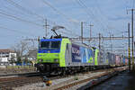 Doppeltraktion, mit den BLS Loks 485 001-2 und 485 006-1 durchfährt den Bahnhof Pratteln.