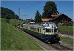 Der  Blaue Pfeil  der BLS, der BCFe 4/6 736 im Regionalzugsdienst von Spiez nach Interlaken Ost. Der schmucke Zug als R 6725 kurz nach seinem Halt in Faulensee.
14. August 2016