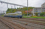 Samstag den 19.10.2024 um 15:11 Uhr in Lyss. Der  Blaue Pfeil“ der BLS ist unterwegs. Es findet eine Rundfahrt ab Bern (ab 10:42 Uhr) über Murten – Estavayer-le-Lac – Yverdon-les-Bains – Neuchâtel – Biel/Bienne – Lyss und zurück nach Bern (an 15:36 Uhr) statt. Beim Fahrzeug handelt es sich um den Triebzug mit der aktuellen Anschrift BCFe 4/6 Nr. 736. Die aktuelle UIC-Nummer lautet: 94 85 7595 736-0 CH-BLS. Frühere Anschriften: ABDZe 4/6 Nr. 736 bei der BN sowie ex STB 103. Achsfolge: Bo' 2’ Bo'. National wird das Fahrzeug heute als BDe 4/6 eingereiht. Erbauer: SIG SAAS. Inbetriebsetzung: 1938. Im letzten geöffneten Fenster winkt jemand aus dem Fenster. Es ist unser Vereinspräsident vom  Verein Pacific 01202  welcher sich in Lyss befindet. Bemerkung zu meinem Standort: Ich stehe auf unserem Vereinseigenen Gelände und nicht auf verbotenem Bahngebiet. Koordinaten GMS (Grad, Minuten, Sekunden): N 47° 4’ 48.4’’ O 7° 18’ 16.4’’