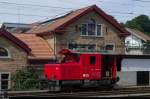 Der BLS Tem 225 041, Baujahr 1963 befindet sich seit 2007 im Bestand der historischen Fahrzeuge der BLS. In Burgdorf wird er heute dazu verwendet, die dort stationierten historischen Fahrzeuge im stromlosen Depot zu Rangieren. Kurz nach dieser Aufnahme am 30. Mai 2015 schiebt der Traktor den BCFe 4/6 736 ins Depot.