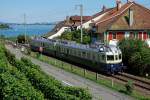 BLS: Der BLAUE PFEIL BCFe 4/6 736 auf Geburtstagsfahrt auf der einspurigen SBB-Strecke bei Ligerz am 22. August 2015.
Foto: Walter Ruetsch