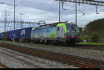 BLS - Lok 475 410-7 mit Güterzug unterwegs in Pratteln am 2024.10.02 ... Standort des Fotografen ausserhalb der Geleise auf der Strasse