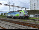 BLS - Lok 475 415-6 als Lokzug unterwegs in Pratteln am 2024.10.02 ... Standort des Fotografen ausserhalb der Geleise auf der Strasse