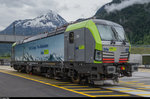 Die neuste Lok von BLS Cargo, Vectron 193 401, präsentiert sich am 4. Juni 2016 vor dem Hintergrund des Bristen an der Rollmaterialaustellung zur Eröffnung des Gotthard Basistunnels in Erstfeld.