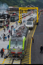Der Vectron auf's Dach geschaut. Hinter der brandneuen BLS Cargo Re 475 401 steht die derzeit an RailCare vermietete BLS Re 465 016. Aufgenommen am 4. Juni 2016 an der Rollmaterialaustellung zur Eröffnung des Gotthard Basistunnels in Erstfeld.