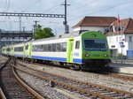 BLS - RE nach Neuchàtel an der Spitze der Steuerwagen Bt 50 85 80-35 991-9 in Kerzers am 25.07.2016