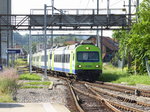 BLS - RE nach Neuchàtel bei der einfahrt in Kerzers an der Spitze der Steuerwagen Bt 50 85 80-35 998-4 am 25.07.2016