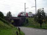 Berner Oberland 2007 - Bei Spiezmoos fhrt am 03.08.2007 der IC 918 nach Interlaken Ost, aunahmsweise auf dem Gleis der Gegenrichtung.