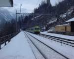 Ein Regionalzug der BLS kommt aus dem Felsenburg-Tunnel III und durchfhrt die unbesetzte Station Blausee-Mitholz.