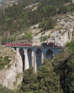 Zwei SBB Re 4/4 II begegnen am 21. April 2007 einem BLS Regionalzug auf dem Luegelkin-Viadukt.
