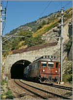 Die 1944 gebaute Ae 4/4 251 der BLS verlässt mit einen Extrazug für das  Südrampenfest  anlässlich des Jubiläums 100 Jahre BLS den Schluchitunnel kurz nach Hohtenn.
7. Sept. 2013