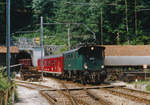 Solothurn-Moutier Bahn/SMB.
Erinnerungen an die Be 4/4 Lokomotiven im Personen- und Güterverkehr.
Die SMB hat ihren Betrieb auf der Strecke Solothurn-Moutier am 1. August 1908 aufgenommen.
Nachdem sie von 1997 bis 2006 in die Regionalverkehr Mittelland AG integriert gewesen ist, war sie ein Teil der BLS. Heute verkehren auf dieser Strecke die ehemaligen RM/BLS GTW RABe 280-286 im Dienste der SBB.
Die von SLM/SAAS gebauten Be 4/4, EBT 101 - 108, SMB 171 - 172 wurden in den Jahren 1932 bis 1944 in Betrieb genommen. Der Abbruch erfolgte im Jahre 2000.
Güterzug mit der Be 4/4 102 vor dem Portal des Weissensteintunnels in Oberdorf im Juli 1990.
Foto: Walter Ruetsch 