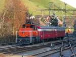 bls - Im Bahnhof Huttwil abgestellt Rangierlok Ee 3/3 936 125-3 mit 2 Personenwagen 1+2 Kl am 28.11.2009