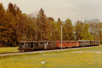 EBT/VHB/SMB: Regionalzug der VHB aus dem Jahre 1980 auf der Fahrt nach Burgdorf zwischen Lützelflüh-Goldbach und Hasle bei Burgdorf.

Auch noch nach 36 Jahren konnte die Zusammensetzung dieses Planzugeszuges von Rolf Hertli wie folgt erkannt werden:

BDe4/4 Bj.1946/47, B 501-504, 551-554 Bj. 1964, Bi 521-524 Bj.1934 (523 und 524 sind bei der DBB als „Sennhütte“ und „Schmucktruckli“ erhalten), Bi 527-531, 536-538 Bj.1945/ 47 (527, 528, 538 bei VHE)

Walter Ruetsch

   



