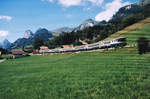 Die blaue BLS bei Oberwil unterwegs in Richtung Zweisimmen am 15. August 2006.
Foto: Walter Ruetsch