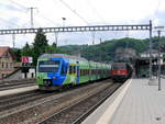 SBB + BLS - Werbe Nina RABe 525 015 bei der ausfahrt aus dem Bahnhof Burgdorf und Güterzug mit den Loks 420 341-0 und 620 069 am 25.06.2017