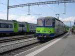 Berner Oberland 2007 - Die bereits in den neuen BLS-Hausfarben lackierte Re 4/4 420 512-6 hat am Nachmittag des 18.07.2007 mit RE 3059 Neuenburg - Bern einen kurzen Halt in Kerzers eingelegt.