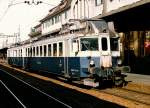 BLS/BN: 
Nach dreijähriger Renovation ist der als «Blauer Pfeil» bekannte Zug der BLS wieder auf dem Schweizer Schienennetz unterwegs. Die Jungfernfahrt am 12. August absolviert der Zug auf seiner ursprünglichen Einsatzstrecke Bern-Neuenburg.Der «Blaue Pfeil» verkehrte zwischen 1938 und 1985 auf dieser Strecke, danach noch bis 1999 auf dem Netz der Sensetalbahn. Als der Zug ausgemustert wurde, rettete ihn der Tramverein Bern vor dem Verschrotten. 2011 erwarb die BLS-Stiftung das letzte erhaltene Fahrzeug. Es gilt als Objekt der Industriekultur von nationaler Bedeutung.
 
Fahrzeiten Jungfernfahrt «Blauer Pfeil»
Dienstag, 12. August 2014. Bern ab 14.14 Uhr, Marin-Epagnier (NE) an 14.55 Uhr. Rückfahrt Marin-Epagnier ab 15.01 Uhr, Bern an 16.16 Uhr.

Die Aufnahme des ABDZe 736 (1938) ist im Oktober 1993 in Spiez entstanden.
Foto: Walter Ruetsch