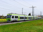 BLS - Der erste 4-Teilige Triebzug in neuer Bemalung RABe 525 022 zusammen mit dem RABe 525 026-1 unterwegs bei Lyssach am 30.04.2016