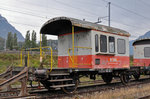 Güterzugbegleitwagen der BLS Db 60 85 99 04 000-3, steht mit neuen Bandagen auf einem Abstellgleis beim Bahnhof Interlaken Ost.