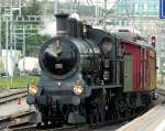 A 3/5 705 bei der Einfahrt in Gossau(SG am 30.04.2011.
Gleichzeitig ist der neue Dosto (Siehe Bild ID 504050)vom Stadler im bahnhof gestanden also
zwei Zeitepochen in ein Bahnhof.