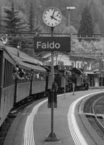 SBB Historic / Eurovapor: Doppeltraktion Elefanten am Gotthard SBB Historic / Eurovapor C 5/6 Nr. 2969/2978 und SBB Historic B 3/4 Nr. 1364 übernahmen die Spitze des Dampfzuges bis nach Faido, ....als dann bei der C 5/6 Nr. 2969 kurz vor Faido einen Triebstangen-Lagerschaden auftrat.... Im Bild erreicht der Dampfzug den Bahnhof Faido und hielt dann eine Weile auf Gleis 2. Der Dampfzug sollte eigentlich noch in Lavorgo halten, aber der Dampfzug hielt stattdessen natürlich in Faido. Der nächster Halt war Bodio, als leider wieder E-Lok die Spitze bis nach Bellinzona übernahm. Samstag, 21. Oktober 2017
