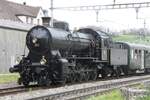 Der Elefant von SBB Historic ist am 22.04.2023 mit Leichtstahlwagen in Läufelfingen BL eingefahren.