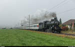 Während die Sonne in Winterthur langsam die Oberhand gewinnt, herrscht in Kaiserstuhl AG noch dichter Nebel, als am 14. Oktober 2017 die SBB Historic C 5/6 2978 mit ihrem 14-Wagen-Zug auf Lastprobefahrt vorüber fährt.