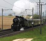 Die C 5/6 (Elefant) von SBB Historic fährt am 23.04.2022 bei Möhlin AG mit einem Sonderzug.